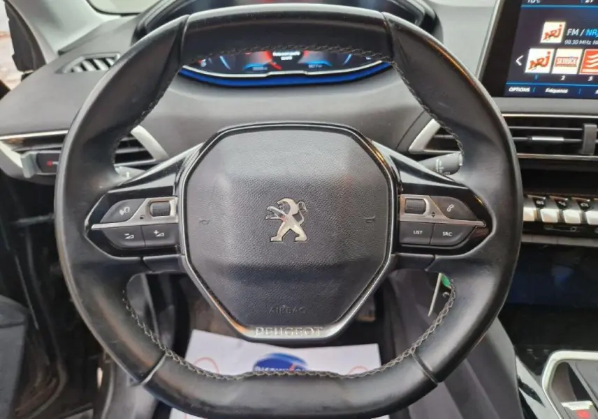 Volant cuir noir de Peugeot 3008 2019 vu de face, avec commandes intégrées et tableau de bord numérique en arrière-plan.