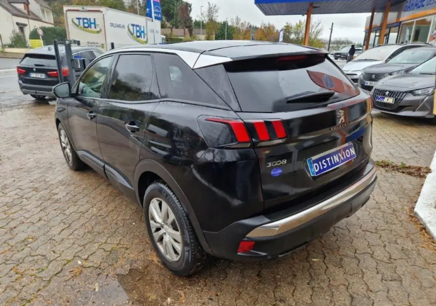 Peugeot 3008 noir vue 3/4 arrière côté gauche, avec feux arrière à griffes rouges et jantes alliage 17 pouces.