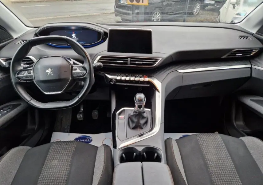 Intérieur avant du Peugeot 3008 noir 2019, volant cuir compact, écran tactile 8 pouces et boîte manuelle visible.