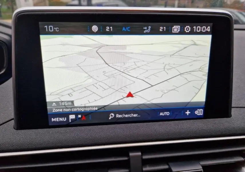 Écran tactile 8 pouces du Peugeot 3008 noir 2019 affichant la navigation 3D connectée dans l'habitacle.