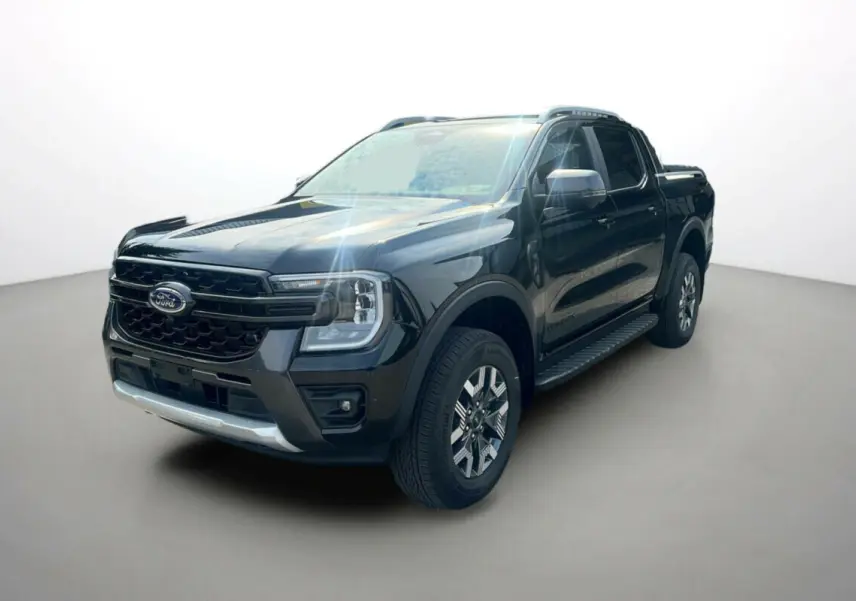 Ford Ranger 2.3 PHEV Wildtrak Plus noir agate vu en 3/4 avant droit avec calandre noire et jantes alliage.
