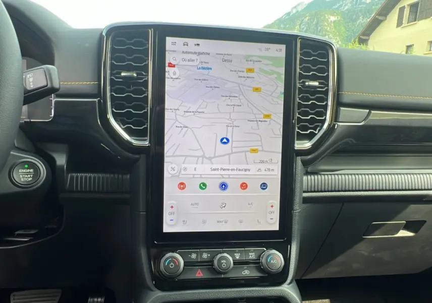 Vue rapprochée de l’écran tactile central et du tableau de bord noir du Ford Ranger 2.3 PHEV 281 Wildtrak Plus 2025.