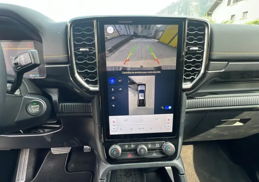 Vue intérieure du tableau de bord du Ford Ranger 2025 Wildtrak Plus avec écran tactile affichant la caméra de recul.