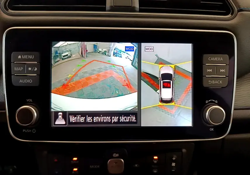 Écran tactile central de la Nissan Leaf blanche 2020 montrant la caméra 360° d'aide au stationnement en intérieur.