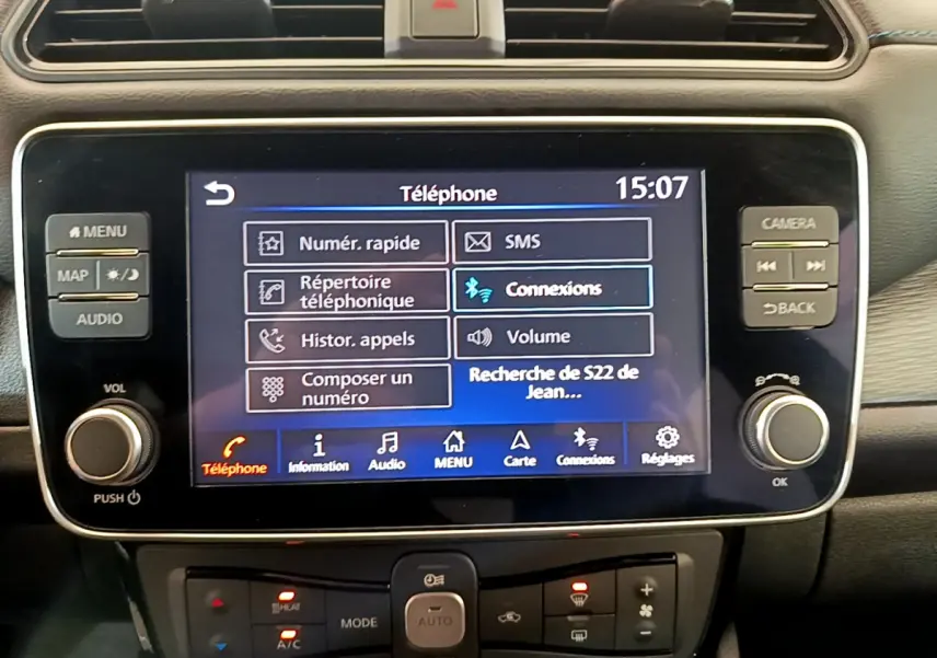 Écran tactile central de la Nissan Leaf Business+ 2020, affichant le menu téléphone dans un intérieur noir.