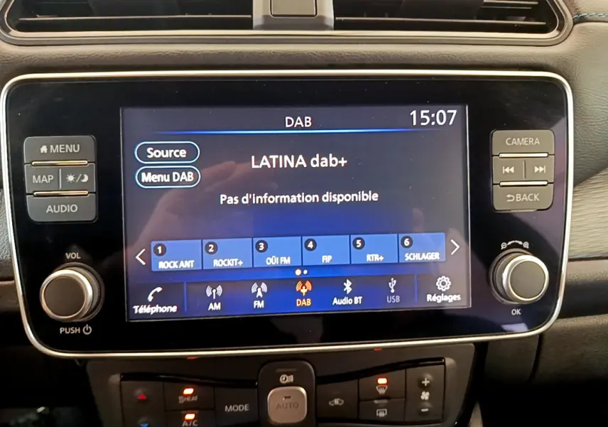 Écran tactile central du tableau de bord d'une Nissan Leaf Business+ 2020, affichant la radio DAB en intérieur noir.