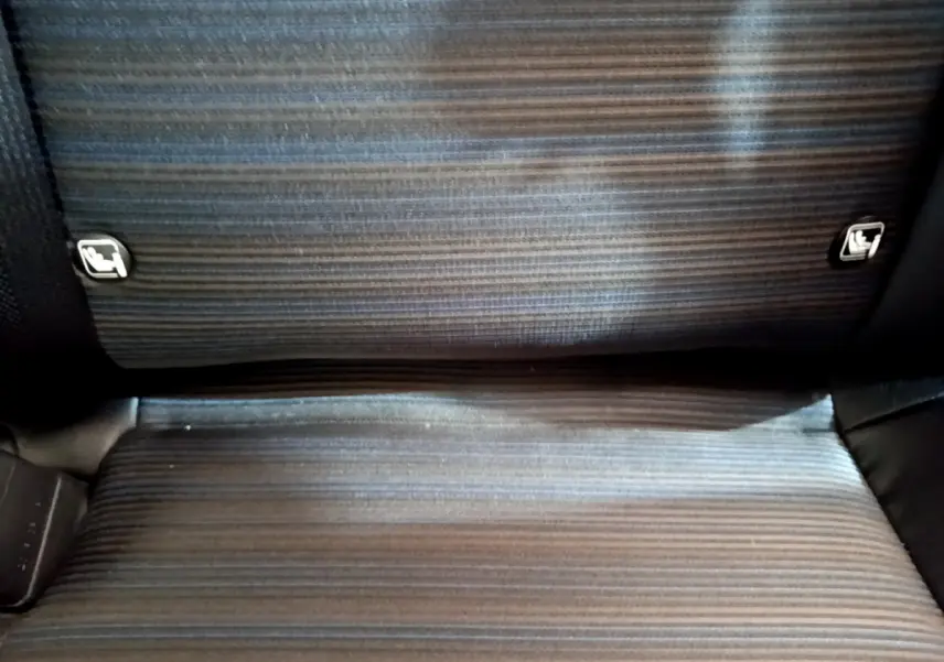 Gros plan sur la banquette arrière rayée gris foncé de la Nissan LEAF 62 kWh 217ch Business+ avec attaches Isofix visibles.