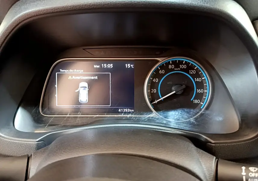 Vue rapprochée du combiné d'instruments du Nissan Leaf blanc 2020, affichant un avertissement et 41 393 km au compteur.