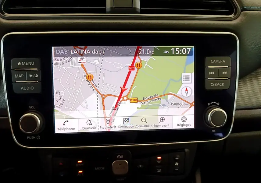 Écran tactile central du tableau de bord de la Nissan Leaf Business+ 2020, affichant la navigation GPS en couleur.