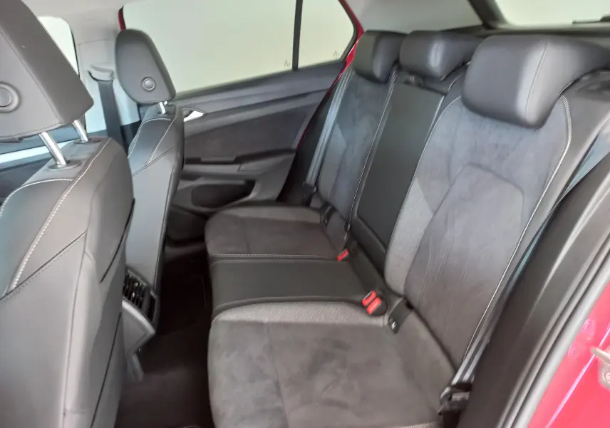Vue intérieure côté droit des sièges arrière en tissu et cuir noir de la Volkswagen Golf 2.0 TDI 150 DSG7 Rouge Roi 2024.