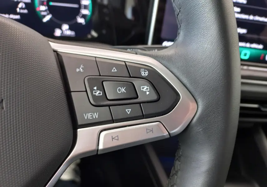 Gros plan sur le volant cuir chauffant multifonction de la Volkswagen Golf 2.0 TDI 150 DSG7 Style 2024.