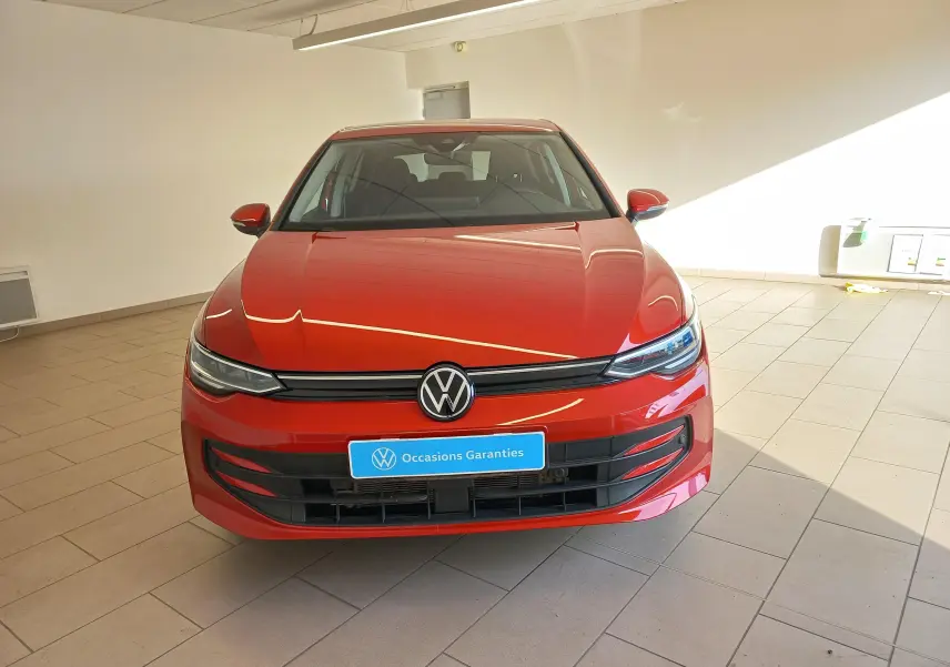 Volkswagen Golf 2.0 TDI 150 DSG7 Style rouge Roi vue de face en intérieur, avec calandre noire et phares LED fins.