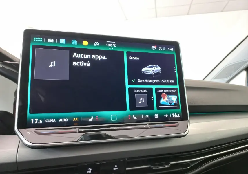 Écran tactile central du tableau de bord de la Volkswagen Golf 2.0 TDI 150 DSG7 Style 2024 avec affichage des réglages climatisation et service.