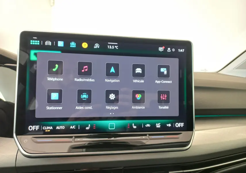 Écran tactile central de la Volkswagen Golf 2.0 TDI 150 DSG7 Style 2024 affichant les options de navigation et médias.