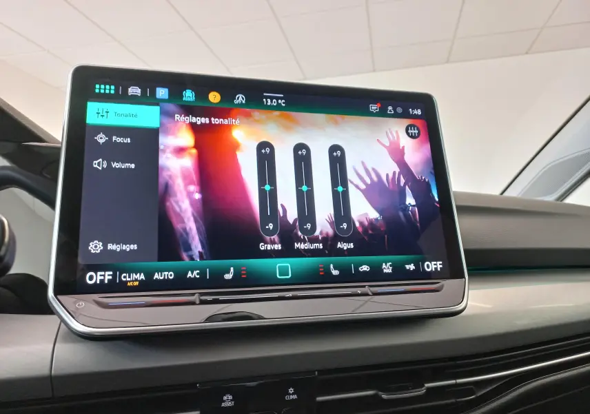 Écran tactile central du tableau de bord de la Volkswagen Golf 2.0 TDI 150 DSG7 Style affichant les réglages de tonalité audio.