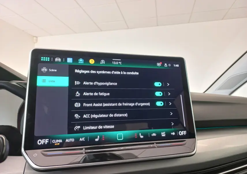 Écran tactile central de la Volkswagen Golf 2.0 TDI 150 DSG7 Style affichant les réglages d'aide à la conduite.