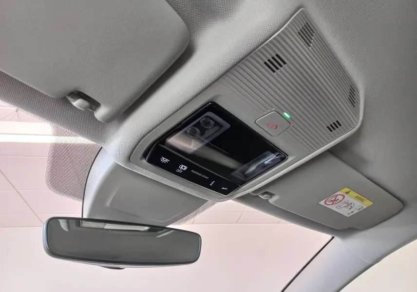 Vue intérieure du plafonnier et du rétroviseur central d'une Volkswagen Golf 2.0 TDI 150 DSG7 Style 2024.