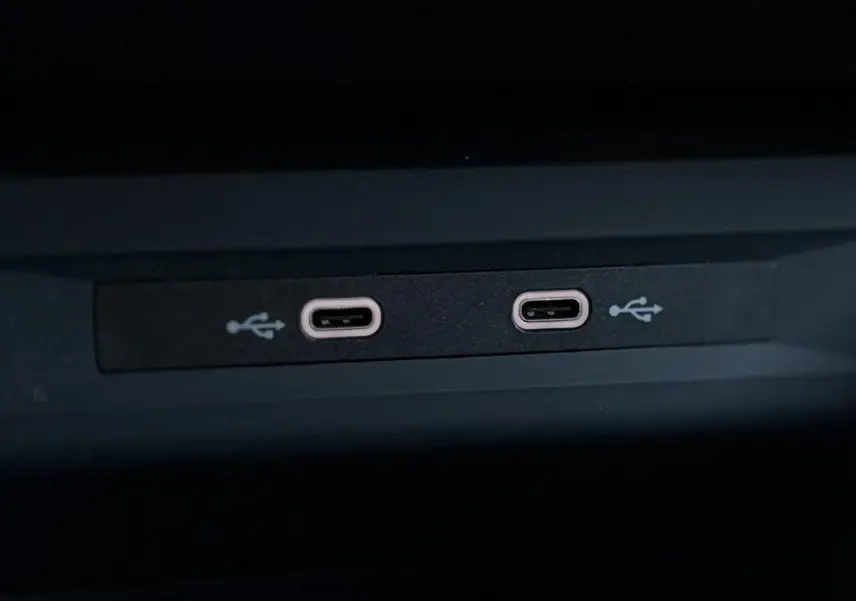 Gros plan sur deux ports USB-C intégrés dans l'habitacle de la CUPRA Leon 2025 Blanc Neige.