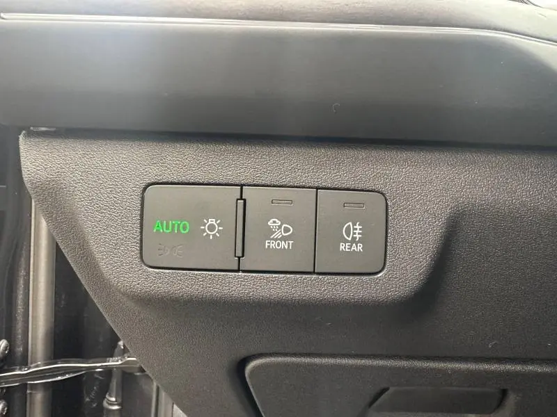 Tableau de bord noir de l'Audi Q3 2.0 TDI 150ch S line 2026 avec commandes d'éclairage automatiques et antibrouillard avant/arrière.