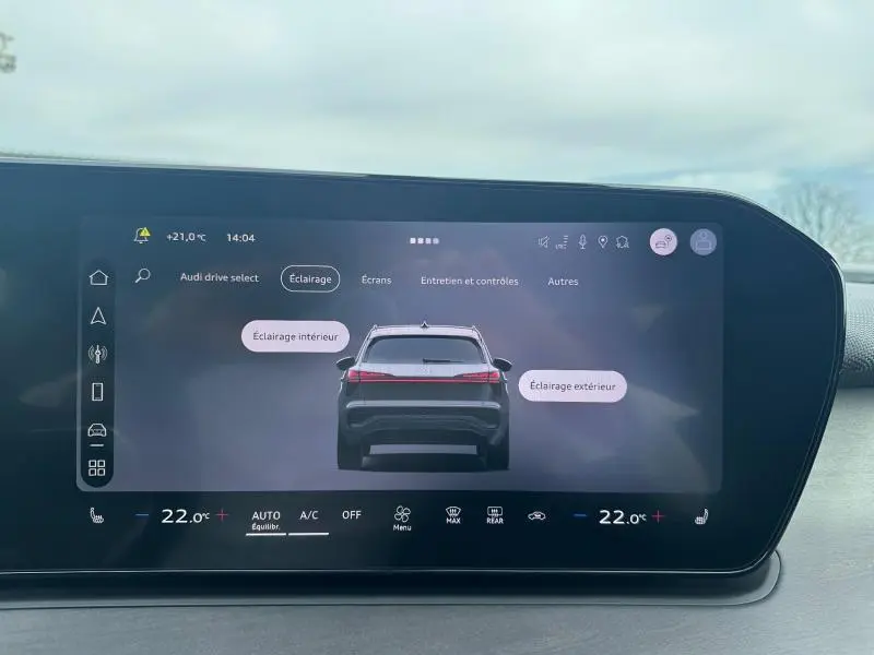 Écran tactile intérieur montrant l'arrière gris de l'Audi Q3 2.0 TDI 150ch S line 2026 avec options d'éclairage.