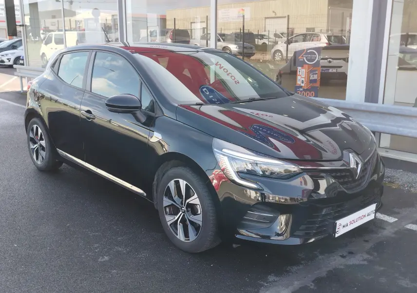 Renault Clio 1.6 E-Tech noir étoile vue 3/4 avant droit, avec jantes alliage et phares LED allumés.
