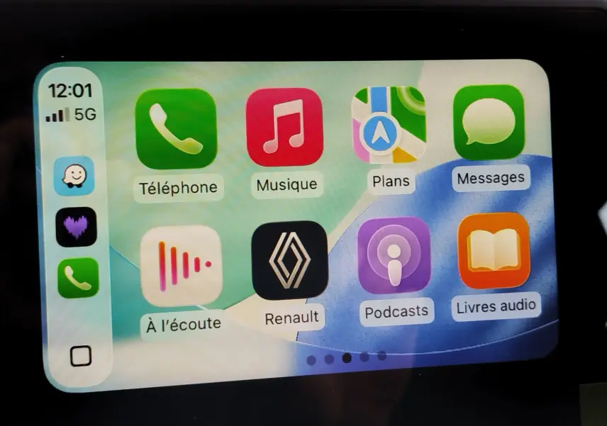 Écran tactile intérieur de la Renault Clio 1.6 E-Tech 140ch Limited noir, affichant les applications connectées.