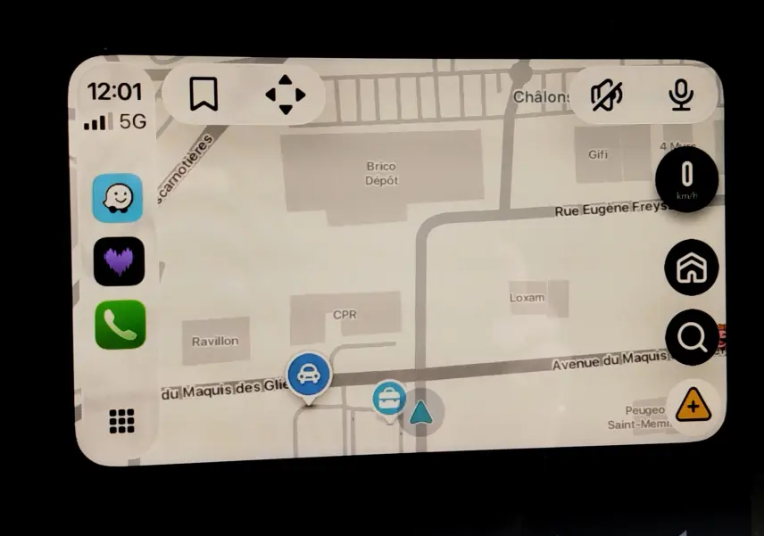 Affichage de l'écran de navigation intérieur de la Renault Clio 1.6 E-Tech noir étoile, vue centrée sur la carte GPS.