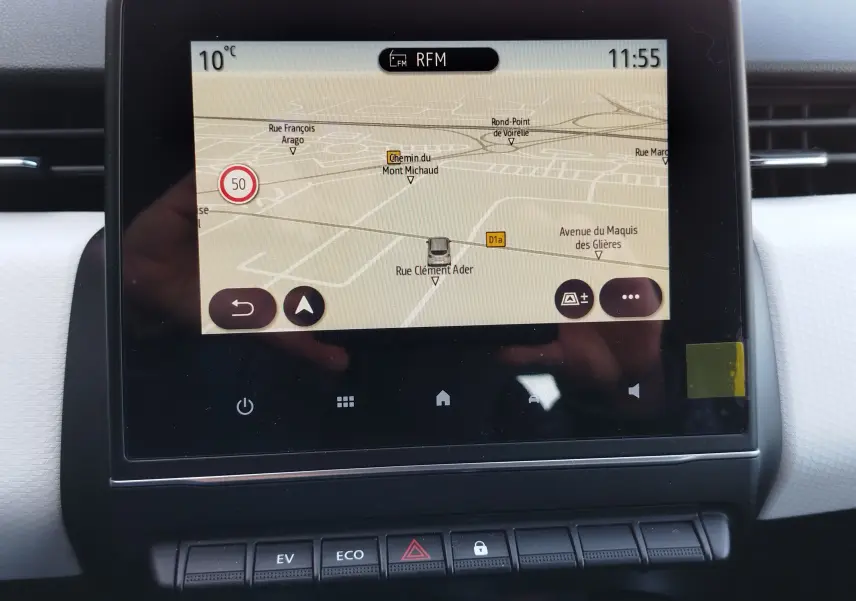 Écran central tactile de la Renault Clio 1.6 E-Tech 2022 affichant la navigation avec carte et commandes EV, ECO en dessous.