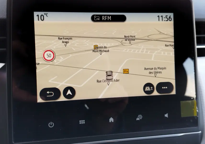 Écran tactile du système de navigation de la Renault Clio 1.6 E-Tech 2022 affichant une carte avec limitation de vitesse à 50 km/h.