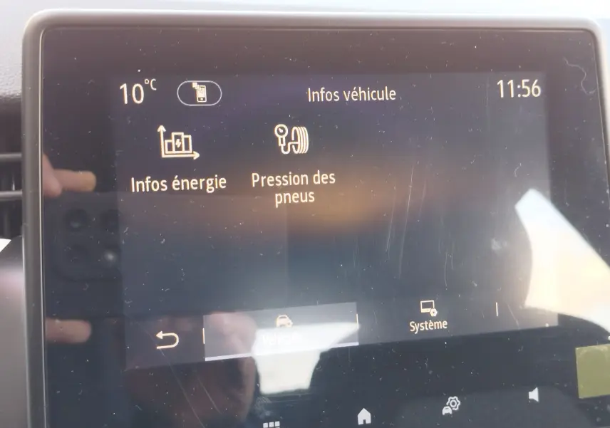 Écran tactile intérieur de la Renault Clio 1.6 E-Tech 140ch Limited 2022 affichant les infos énergie et pression des pneus.