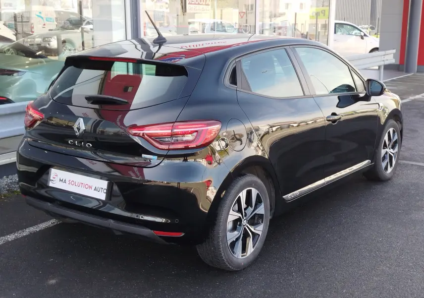 Renault Clio 1.6 E-Tech noir étoile vue 3/4 arrière droit, avec feux LED et jantes alliage distinctives.