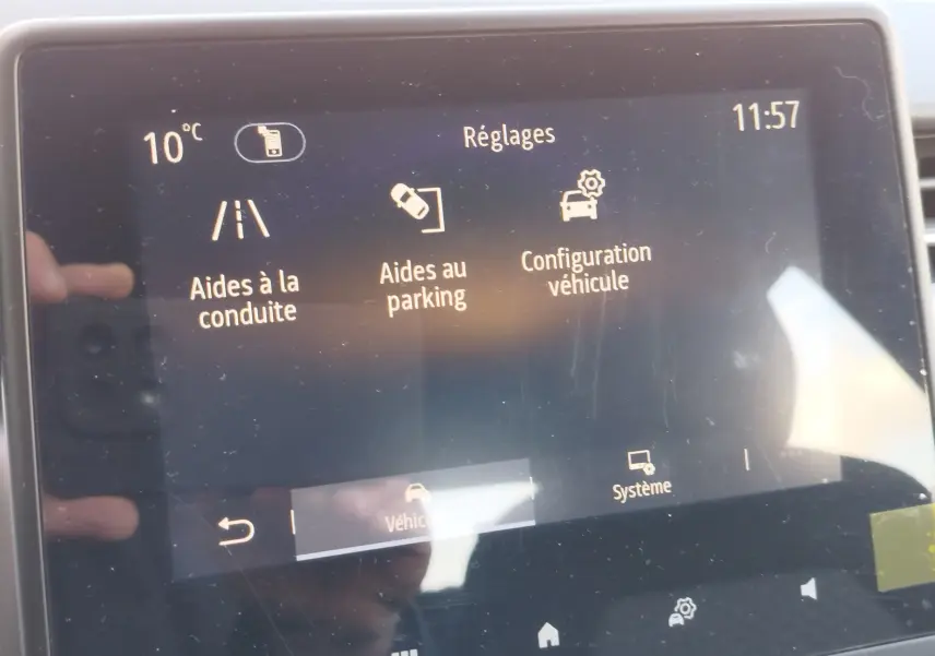 Écran tactile central de la Renault Clio 1.6 E-Tech 140ch Limited 2022 affichant les réglages d’aides à la conduite et au parking.