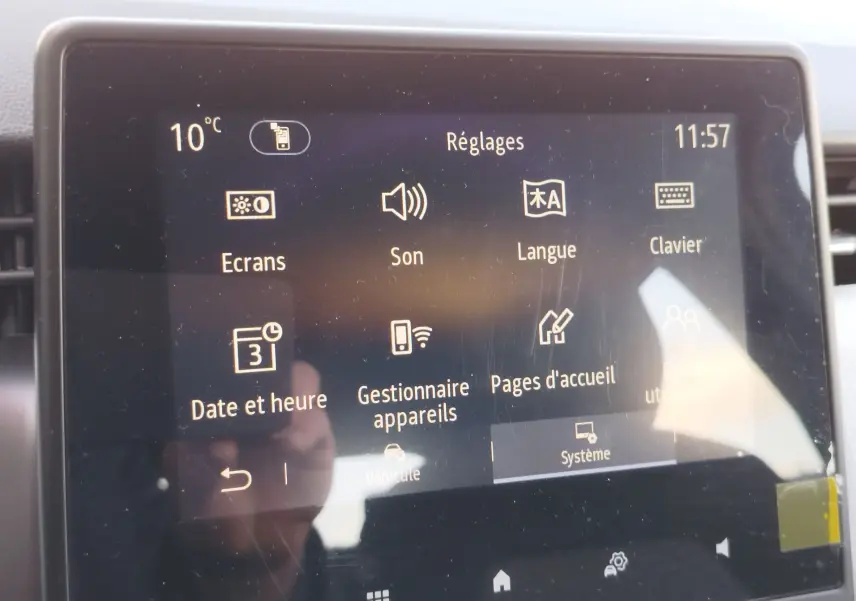 Écran tactile central de la Renault Clio 1.6 E-Tech noir, affichant le menu Réglages à l’intérieur du véhicule.