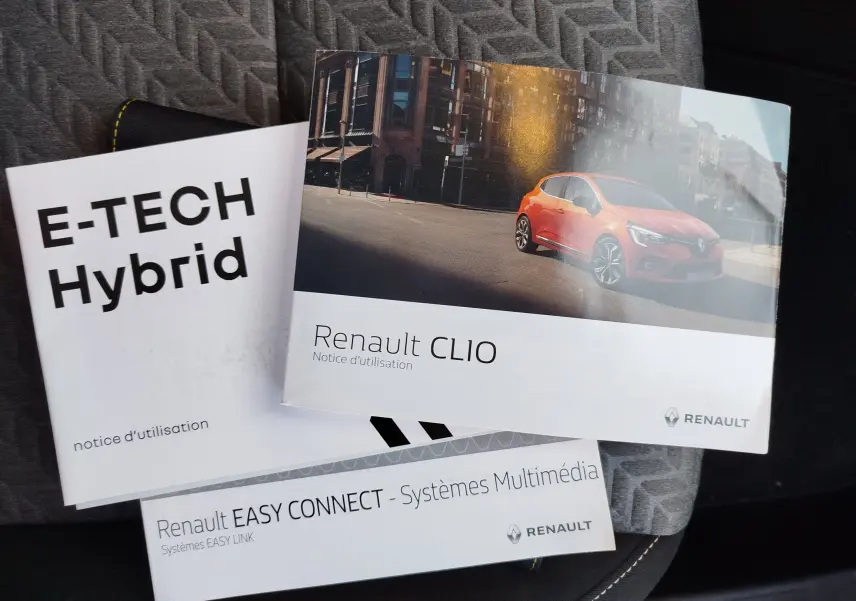 Notice Renault Clio 2022 noir étoile vue de profil droit sur fond urbain, mettant en valeur ses lignes modernes.