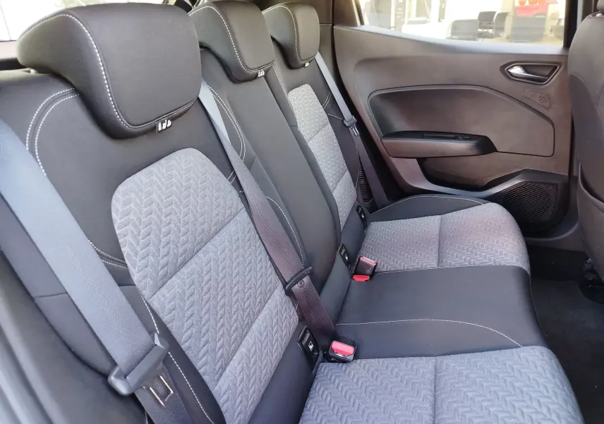 Vue intérieure côté droit des sièges arrière gris et noirs de la Renault Clio 1.6 E-Tech 140ch Limited 2022.
