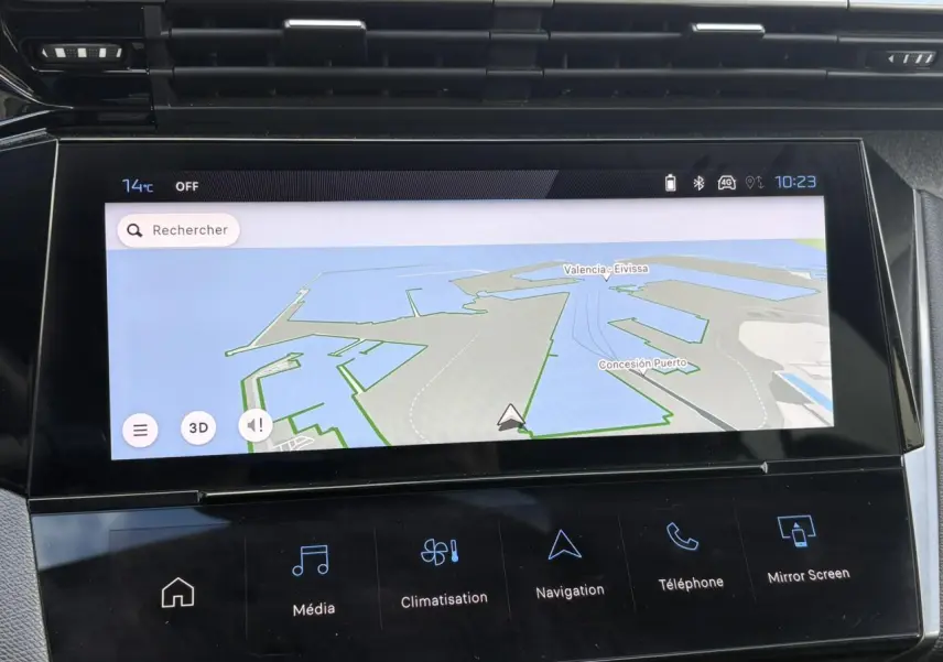 Écran tactile 10 pouces du GPS avec navigation affichée dans l’habitacle de la Peugeot 308 Bleu Obsession.