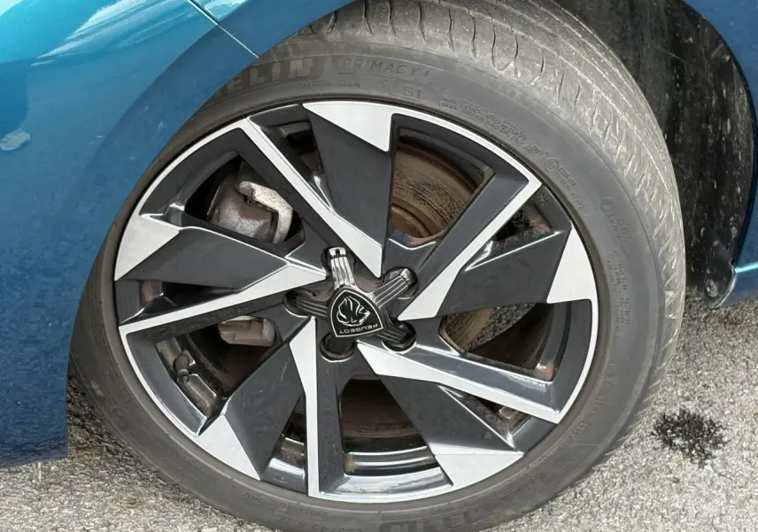 Gros plan sur la jante alliage 17'' bicolore de la Peugeot 308 Bleu Obsession côté gauche.