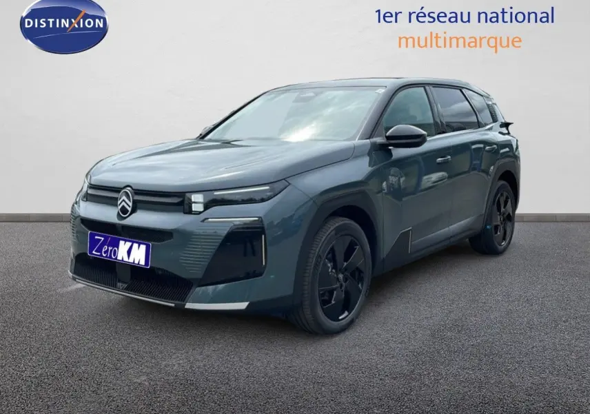 Vue 3/4 avant du Citroën C5 Aircross 2026 vert Astoria métallisé avec jantes noires et signature lumineuse distinctive.