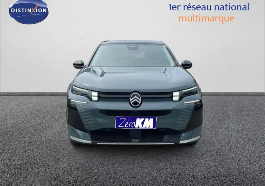 Vue frontale du Citroën C5 Aircross 1.2 Hybrid 145ch en vert Astoria métal avec éclairage LED distinctif.
