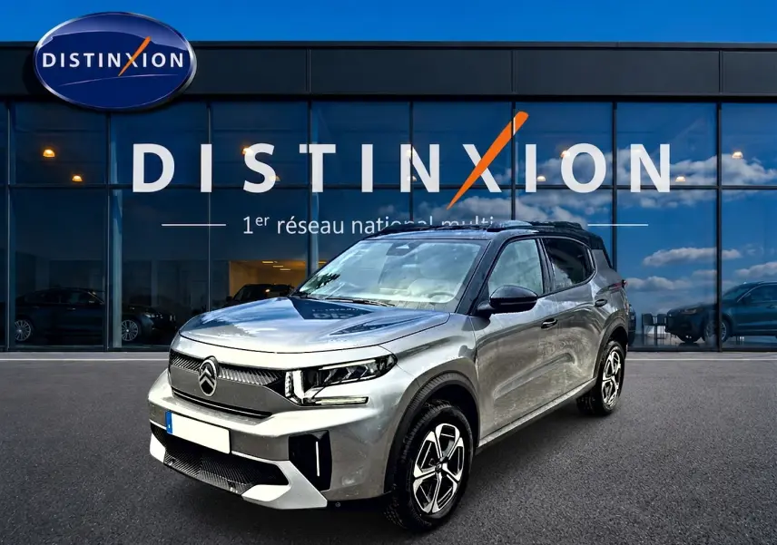 Citroën C3 Aircross gris mercury vue 3/4 avant droit avec jantes alu et toit noir devant showroom Distinxion.