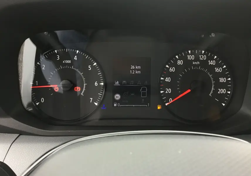 Vue rapprochée du tableau de bord du Renault Master blanc 2025, affichant compte-tours, vitesse et écran digital central.