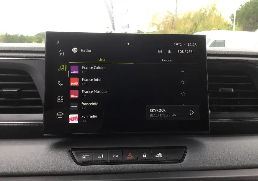 Écran tactile du système multimédia openR link 10'' du Renault Master blanc, affichant les stations radio FM.