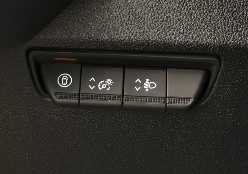 Gros plan sur les boutons de réglage des feux et du verrouillage dans l'habitacle du Renault Master blanc 2025.