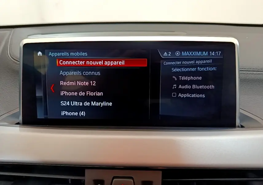 Écran central du tableau de bord du BMW X2 2023 affichant le menu de connexion Bluetooth des appareils mobiles.