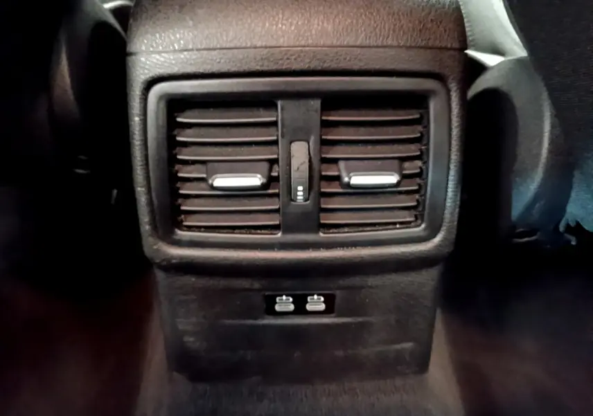 Détail des aérateurs arrière et ports USB doubles noirs dans l'habitacle du BMW X2 blanc sDrive18i 2023.