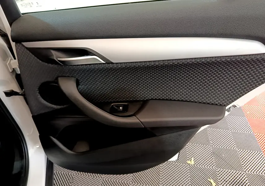 Gros plan sur la porte arrière gauche intérieure noire et tissu texturé du BMW X2 blanc 2023 sDrive18i Business DesignDKG7