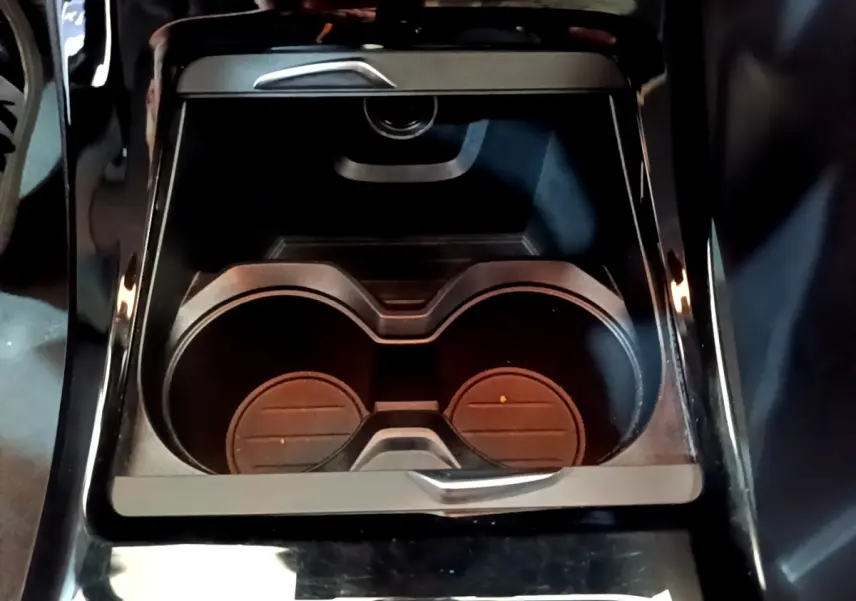 Gros plan sur le porte-gobelets central noir brillant de la BMW X2 sDrive18i Business DesignDKG7 2023.