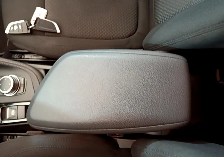 Accoudoir central en cuir gris foncé vu de dessus dans l'habitacle d'une BMW X2 sDrive18i 2023