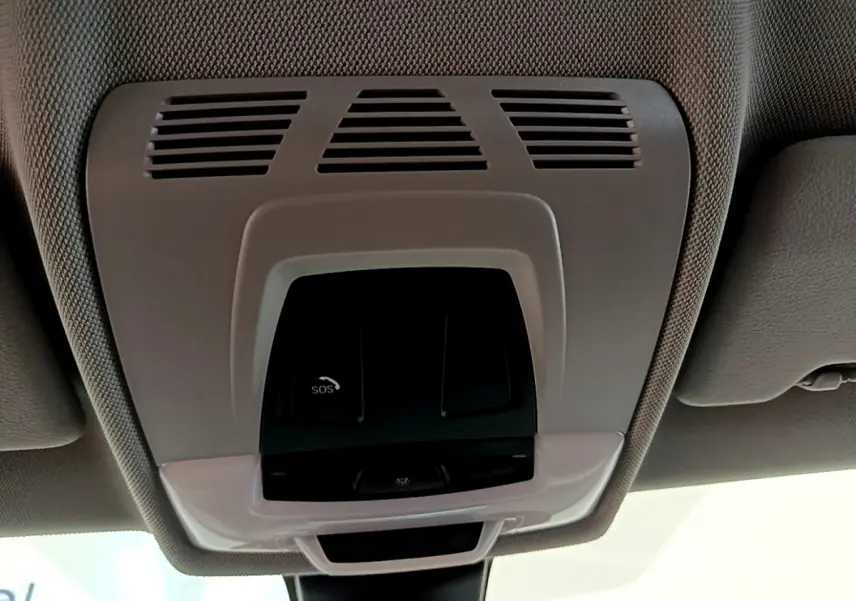 Vue en gros plan du plafonnier intérieur gris avec bouton SOS de la BMW X2 blanche 2023 sDrive18i Business DesignDKG7.