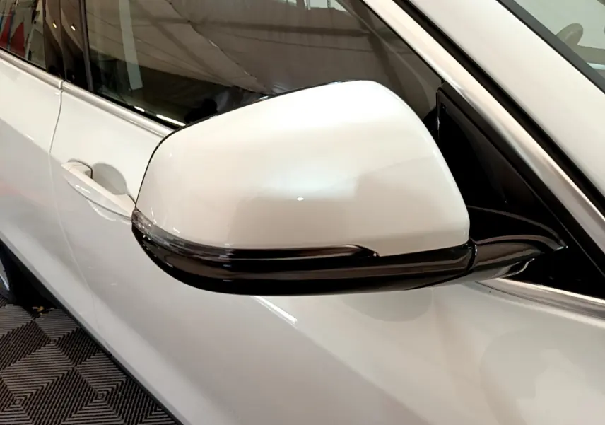 Rétroviseur droit blanc avec clignotant intégré sur BMW X2 sDrive18i Business DesignDKG7 2023 vue rapprochée côté conducteur.